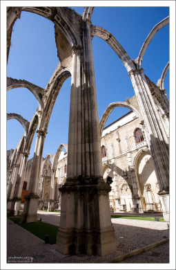В 19-м веке было принято решение не продолжать реконструкцию монастыря. Convento do Carmo.
