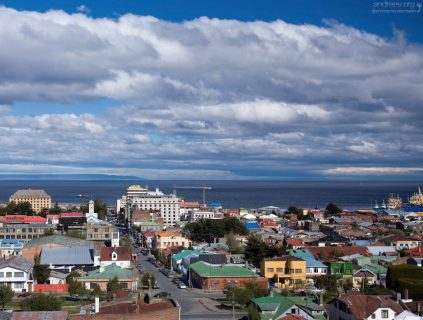 Очень многие улицы Пунта-Аренаса упираются прямо в Магелланов пролив.