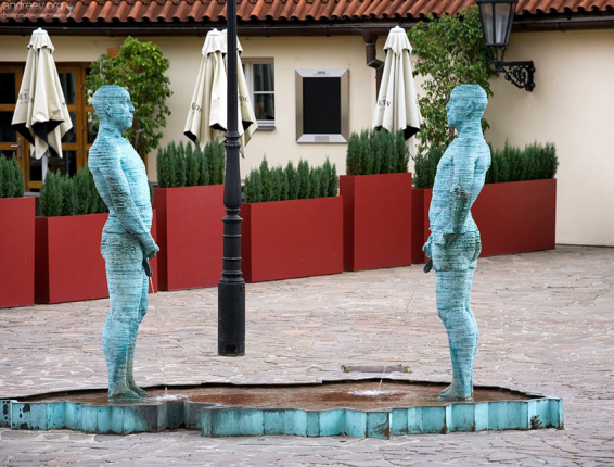Пражский ответ скульптурам писающих мальчиков :) Фонтан во дворе музея Кафки.