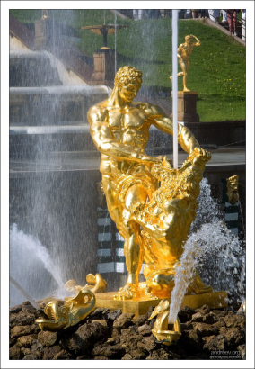 Самый главный фонтан Петергофа - "Самсон".