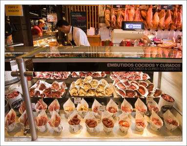 Мясные закуски-тапас на рынке San Miguel.