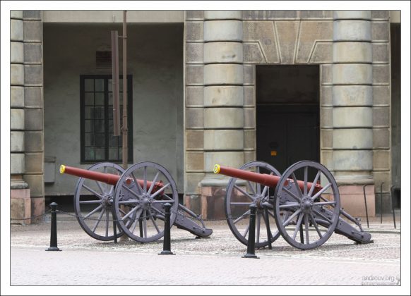 Полевые пушки во внутреннем дворе Королевского дворца.