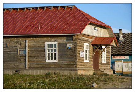 Музей "Соловецкие лагеря" и продуктовый магазин за ним.