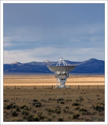 Гигантская антенна в чистом поле.