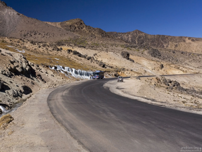 Небольшой ледник прямо у дороги.