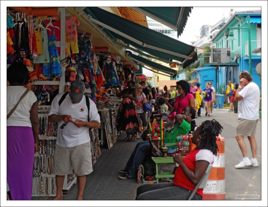 Лавки с безделушками в порту Сент-Джонса.