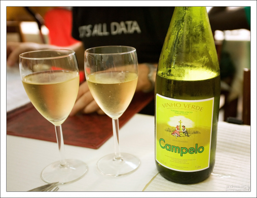 Зеленое португальское вино Vinho Verde.