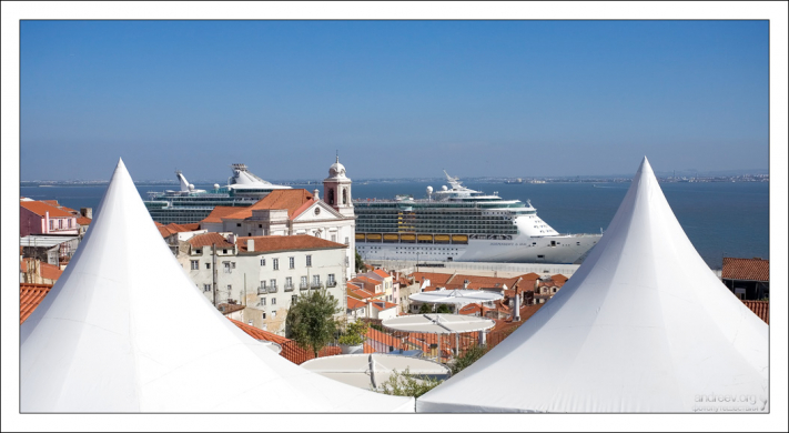 Круизное судно в порту, и белые навесы кафе на смотровой площадке Portas do Sol.