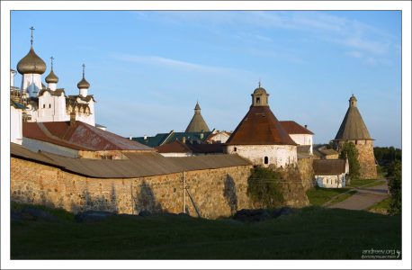 Вечерняя прогулка вокруг монастыря.