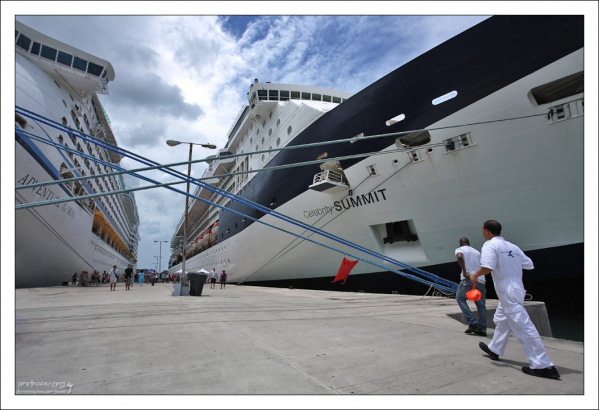 "Celebrity Summit" и "Adventure of the Seas" пришвартованные к причалу в городе Сент-Джонс.