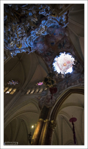 Отверстие в потолке Толедского собора, через которое в зал падает свет.