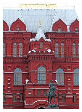 Северный фасад Исторического музея и памятник маршалу Жукову.