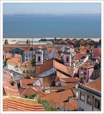 Две белые башни церкви Сан Мигел (Igreja de São Miguel).