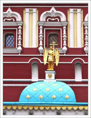 Купол Иверской часовни около Воскресенских ворот, ведущих в Кремль.