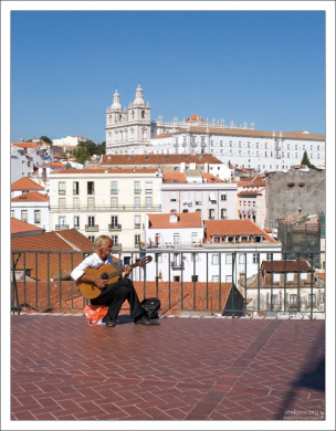 Музыкант на смотровой площадке Portas do Sol. Давно тут сидит :)