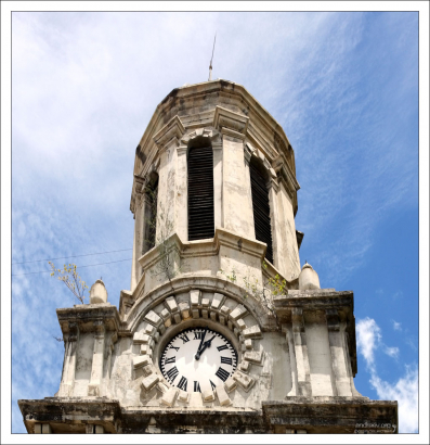 Одна из двух башен собора St. John's Cathedral, высотой 21 метр.