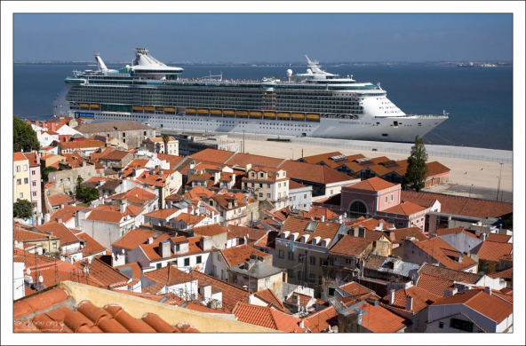 Судно Independence of the Seas круизной компании Royal Caribbean.