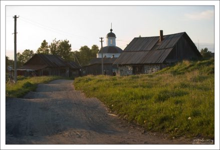 Дорога в поселке Соловецкий.