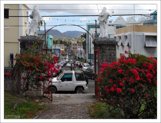 Железные ворота с колоннами с южной стороны собора St. John's Cathedral. На колоннах возведены фигуры Иоанна Богослова и Иоанна Крестителя.