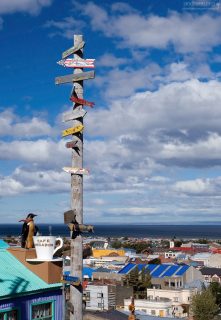Кафе "Mirador" и столб с указателями.