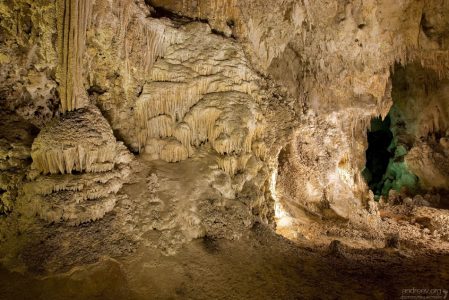 Грибообразные наплывы известняка на стенах пещеры.