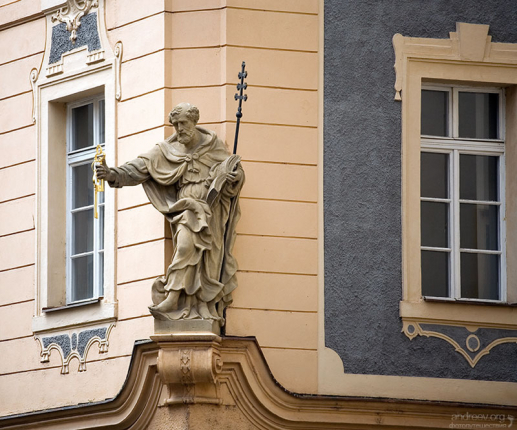 Скульптура святого на фасаде одного из домов. В руке святой держит ключи от врат ада и рая.