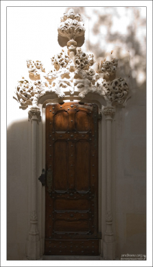 Боковой вход в римско-католическую часовню. Quinta da Regaleira.