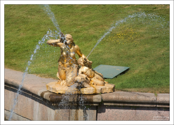 Наяда с тритоном (западная) на Большом каскаде. Петергоф.
