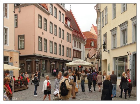 Улица Пикк (эст. Pikk tänav - «Длинная улица»).