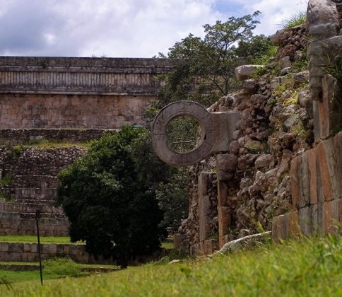 Ворота-кольцо на стадионе - неотъемлемый атрибут при игре в мяч у древних индейцев (Mesoamerican ballgame).