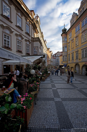 Улочка с кафешками, ведущая к Староместской площади.