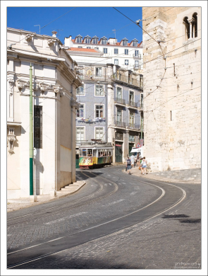 Трамвай огибает Кафедральный собор Лиссабона (Sé de Lisboa).