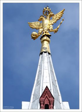 Двуглавый орел на шпиле Исторического музея.