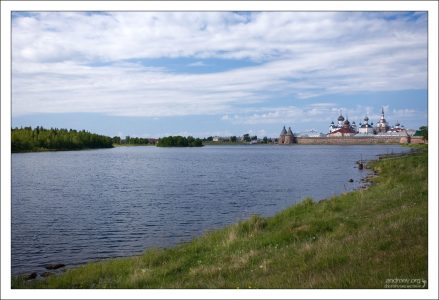 Основателями монастыря считаются иноки Савватий и Герман (15-й век).