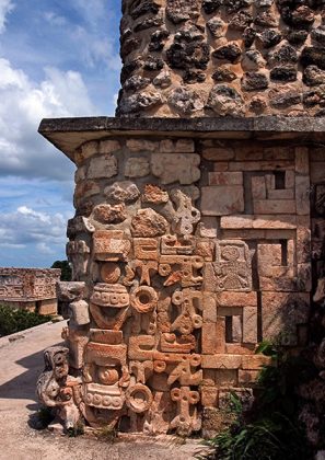 Орнаменты, высеченные на одной из стен Квадранта Монашек. Ушмаль.