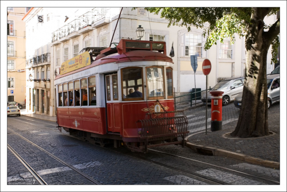 Старинный трамвайный вагон с современной начинкой.