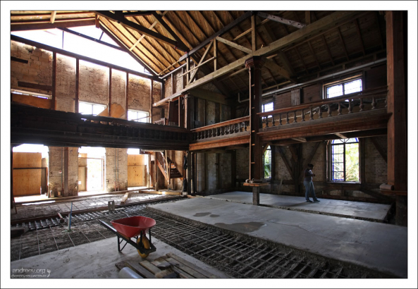 Сосновый интерьер собора St. John's Cathedral.
