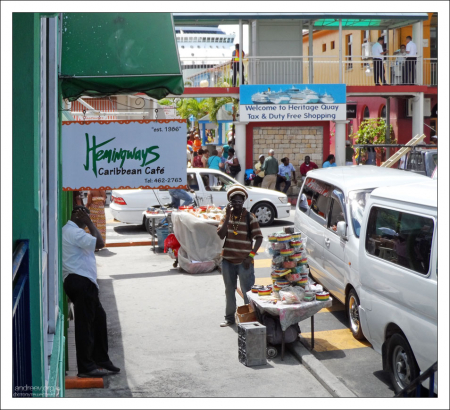 Начало зоны беспошлинной торговли в порту Сент-Джонса.