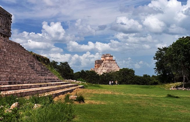 В центре древнего города индейцев Майя - Ушмаля (Uxmal, 700 г. н.э.).