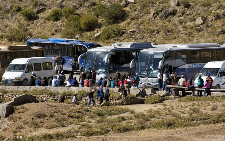 Туристы и гиды на стоянке около Креста кондора. Каньон Colca.
