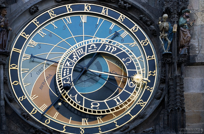 Верхний циферблат служит для определения времени и является своеобразной моделью космоса. Часы Орлой.