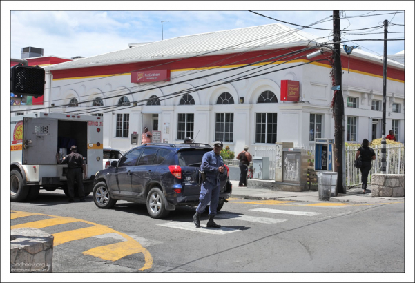 Инкассаторы приехали в банк за деньгами.