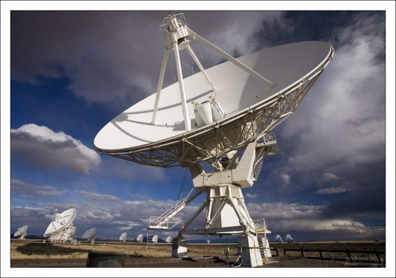 Диаметр каждой антенны составляет 25 метров.