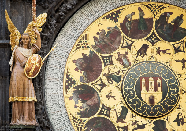 Второй циферблат является месячным календарем, позволяющим определить день и месяц года. Часы Орлой.