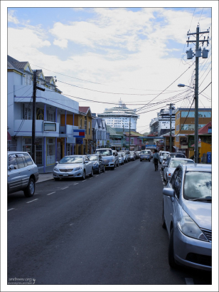 Круизные лайнеры возвышаются над домами в Сент-Джонсе.