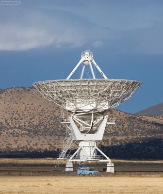 Грузовик для масштаба.