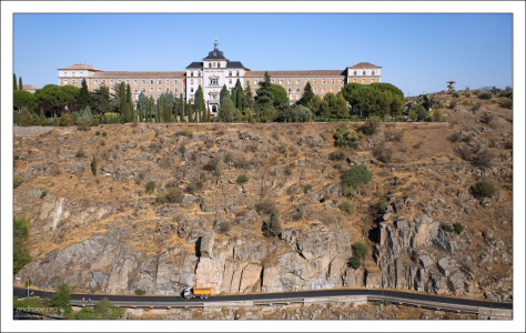 Академия пехоты (Academia de Infanteria) напротив исторического центра.