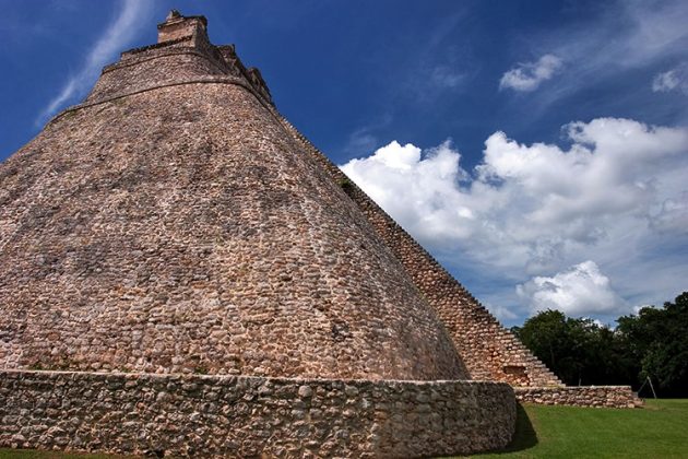 Пирамида Волшебника (The Magician's House) - одно из самых впечатляющих строений в Ушмале. Полуостров Юкатан.