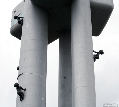 В 2001-м году на опорные столбы башни были установлены скульптуры ползающих младенцев, созданные чешским художником Давидом Черны.