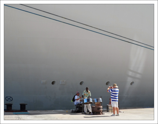 Возвращение пассажиров на борт круизного лайнера сопровождается музыкой.